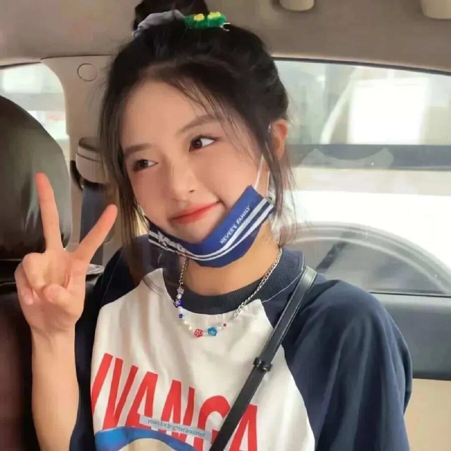 可爱女生比耶手势微信头像 小姐姐歪头比耶真人女生头像_4