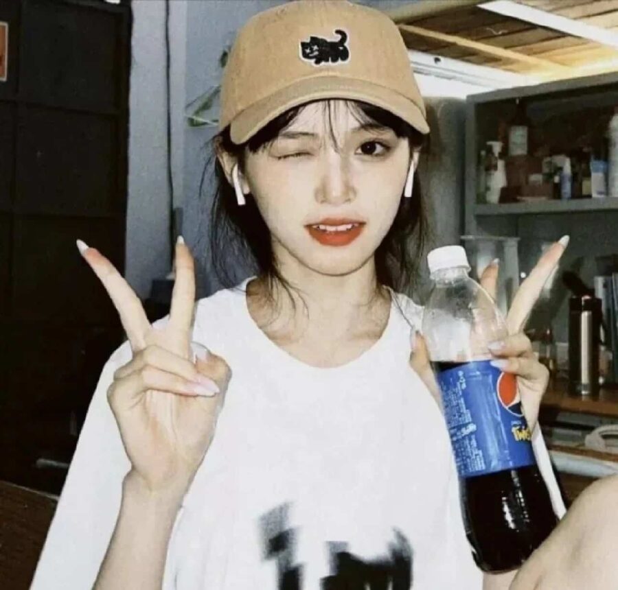 可爱女生比耶手势微信头像 小姐姐歪头比耶真人女生头像_5