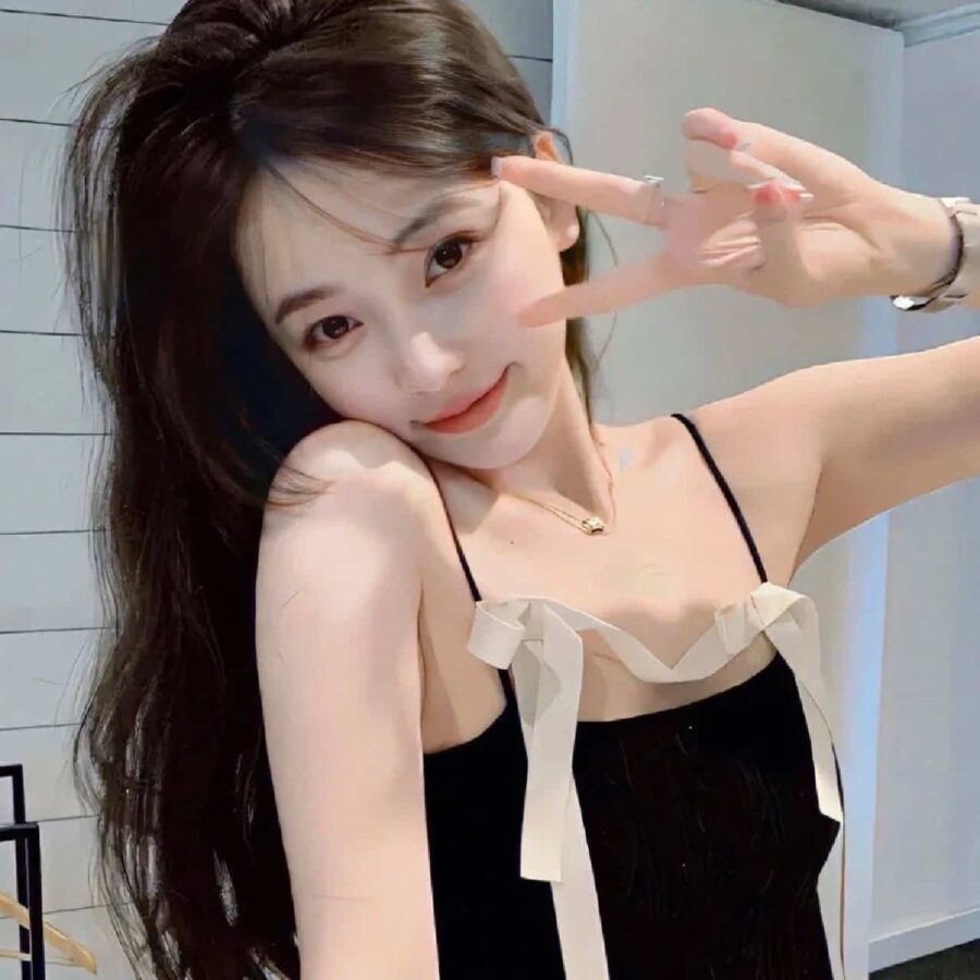 可爱女生比耶手势微信头像 小姐姐歪头比耶真人女生头像_6