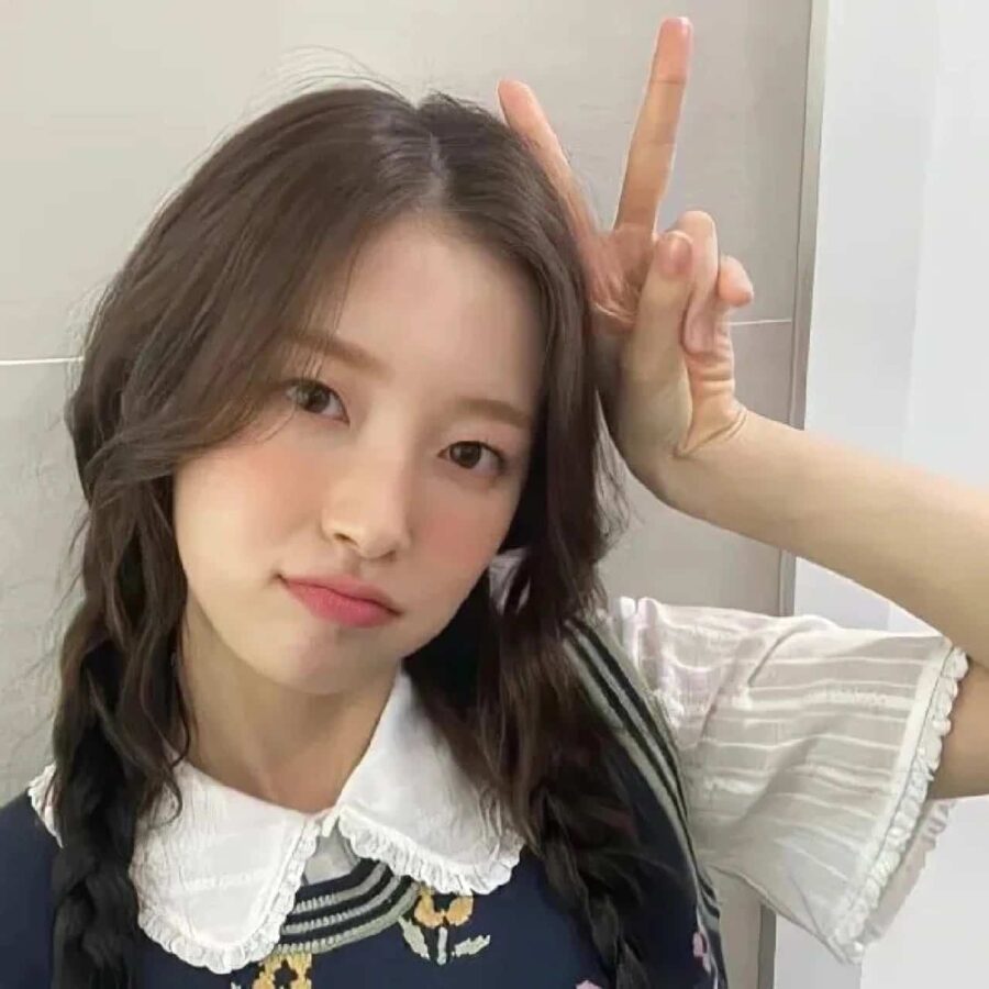 可爱女生比耶手势微信头像 小姐姐歪头比耶真人女生头像_7