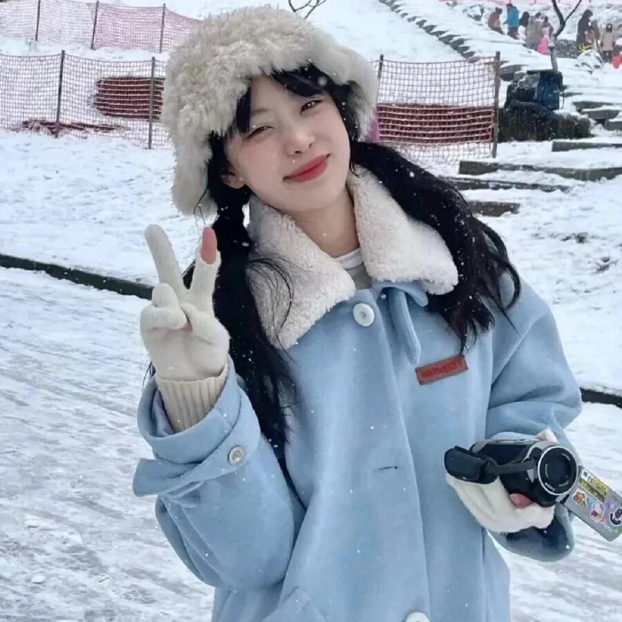 可爱女生比耶手势微信头像 小姐姐歪头比耶真人女生头像_8