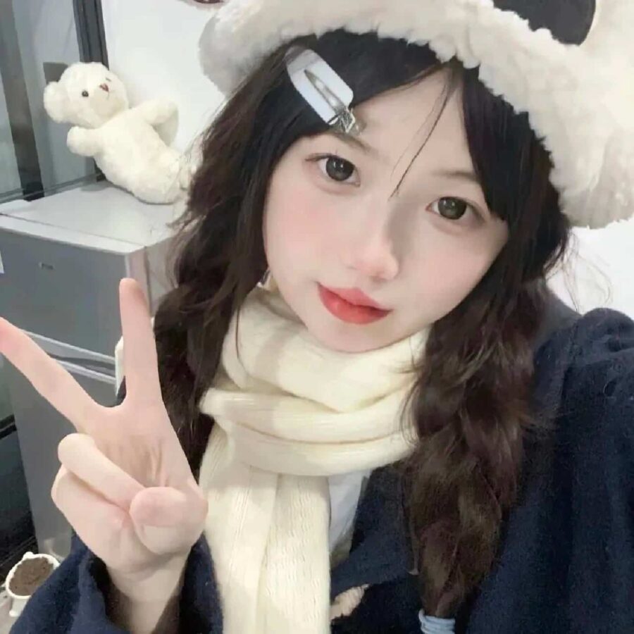 可爱女生比耶手势微信头像 小姐姐歪头比耶真人女生头像_10