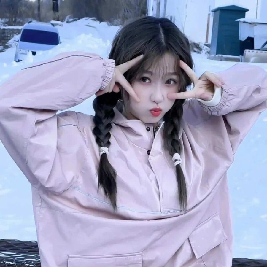 可爱女生比耶手势微信头像 小姐姐歪头比耶真人女生头像_11