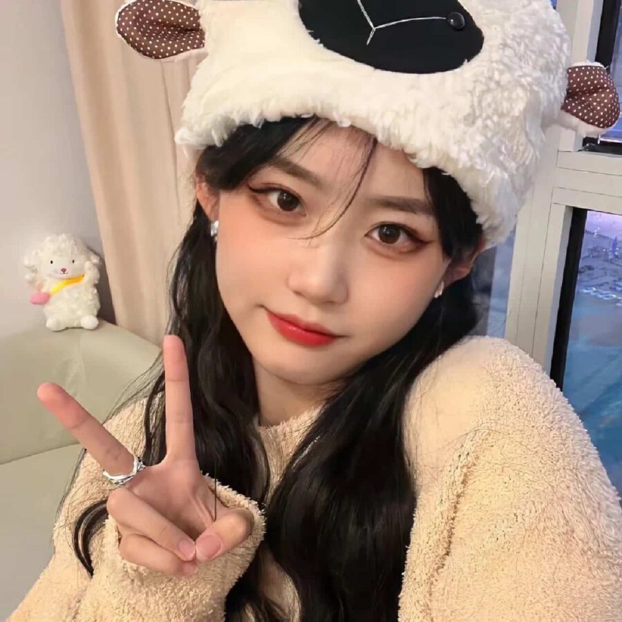 可爱女生比耶手势微信头像 小姐姐歪头比耶真人女生头像_12