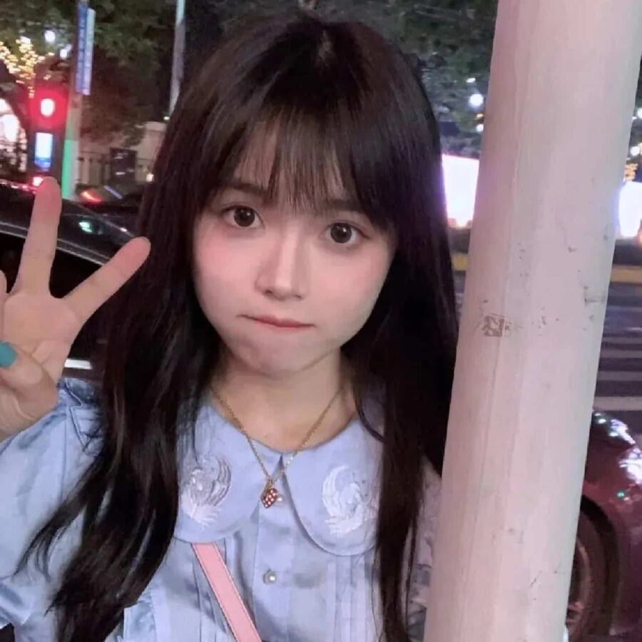 可爱女生比耶手势微信头像 小姐姐歪头比耶真人女生头像_13
