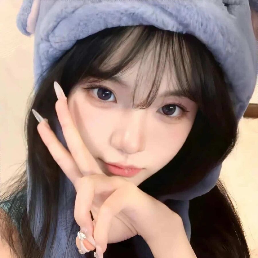 可爱女生比耶手势微信头像 小姐姐歪头比耶真人女生头像_14