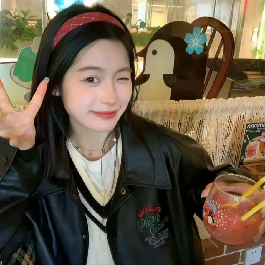 可爱女生比耶手势微信头像 小姐姐歪头比耶真人女生头像_15