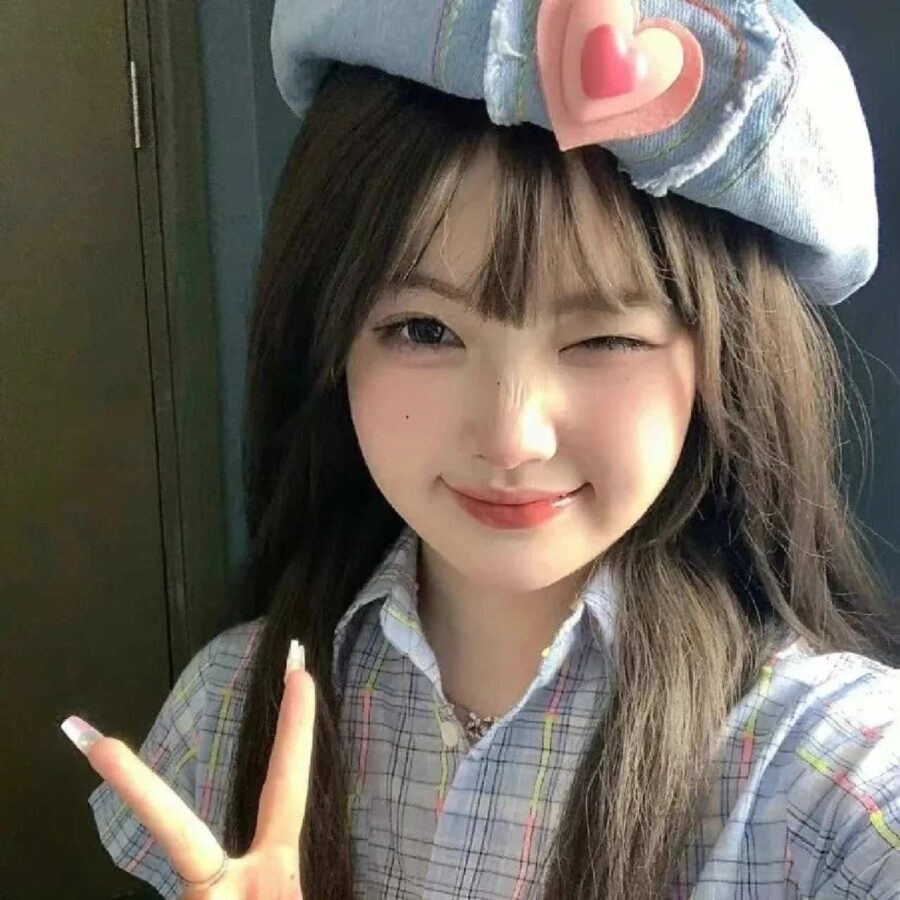 可爱女生比耶手势微信头像 小姐姐歪头比耶真人女生头像_16