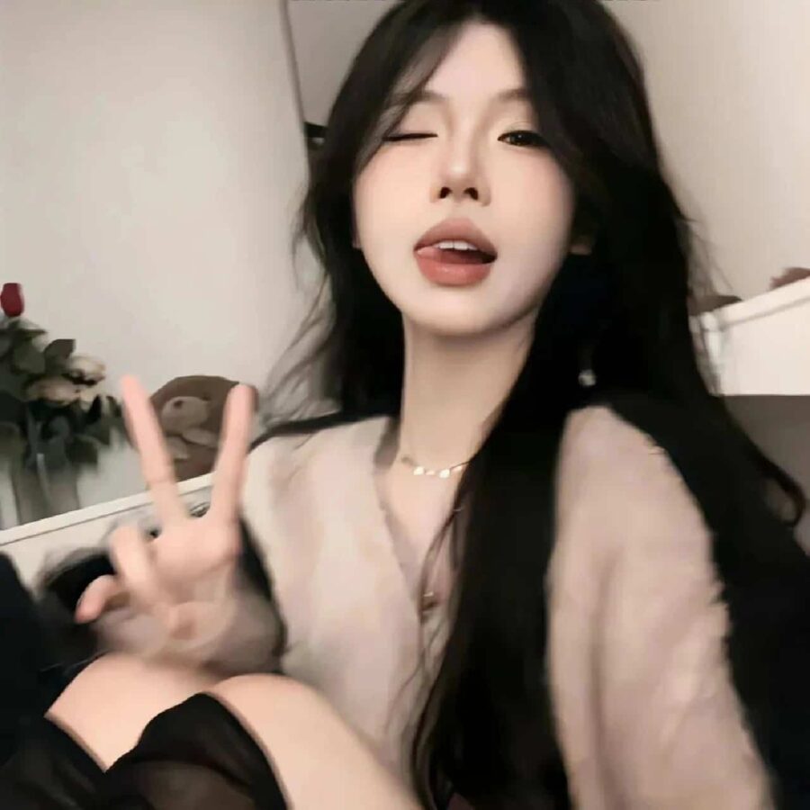 可爱女生比耶手势微信头像 小姐姐歪头比耶真人女生头像_17