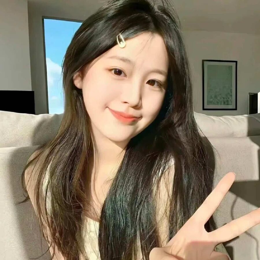 可爱女生比耶手势微信头像 小姐姐歪头比耶真人女生头像_18