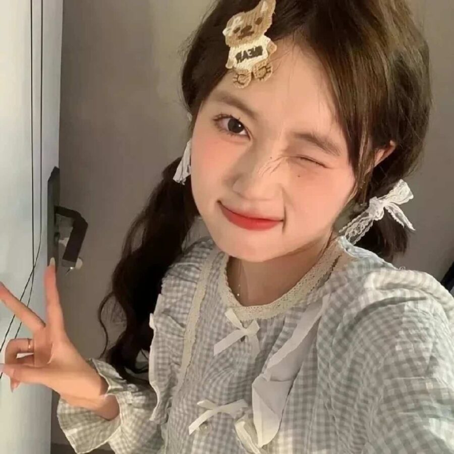 可爱女生比耶手势微信头像 小姐姐歪头比耶真人女生头像_19
