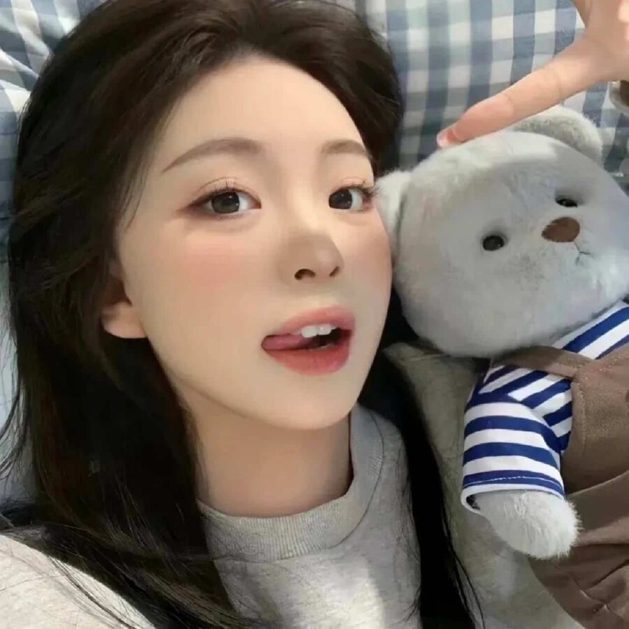 可爱女生比耶手势微信头像 小姐姐歪头比耶真人女生头像_20