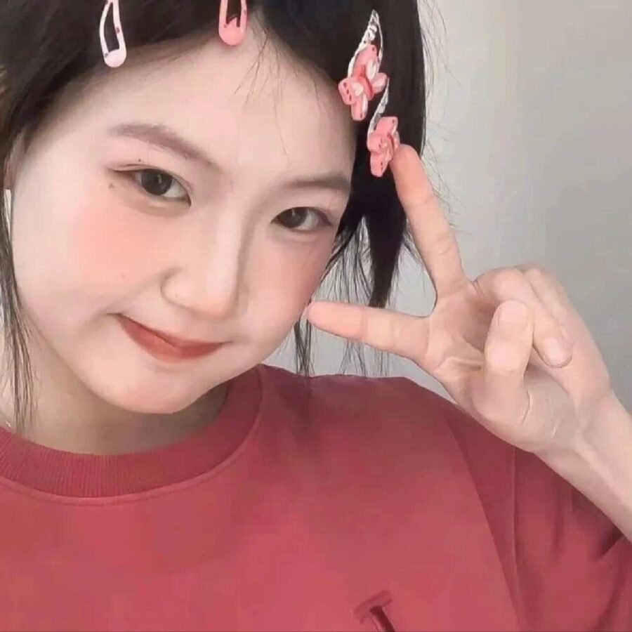 可爱女生比耶手势微信头像 小姐姐歪头比耶真人女生头像_21