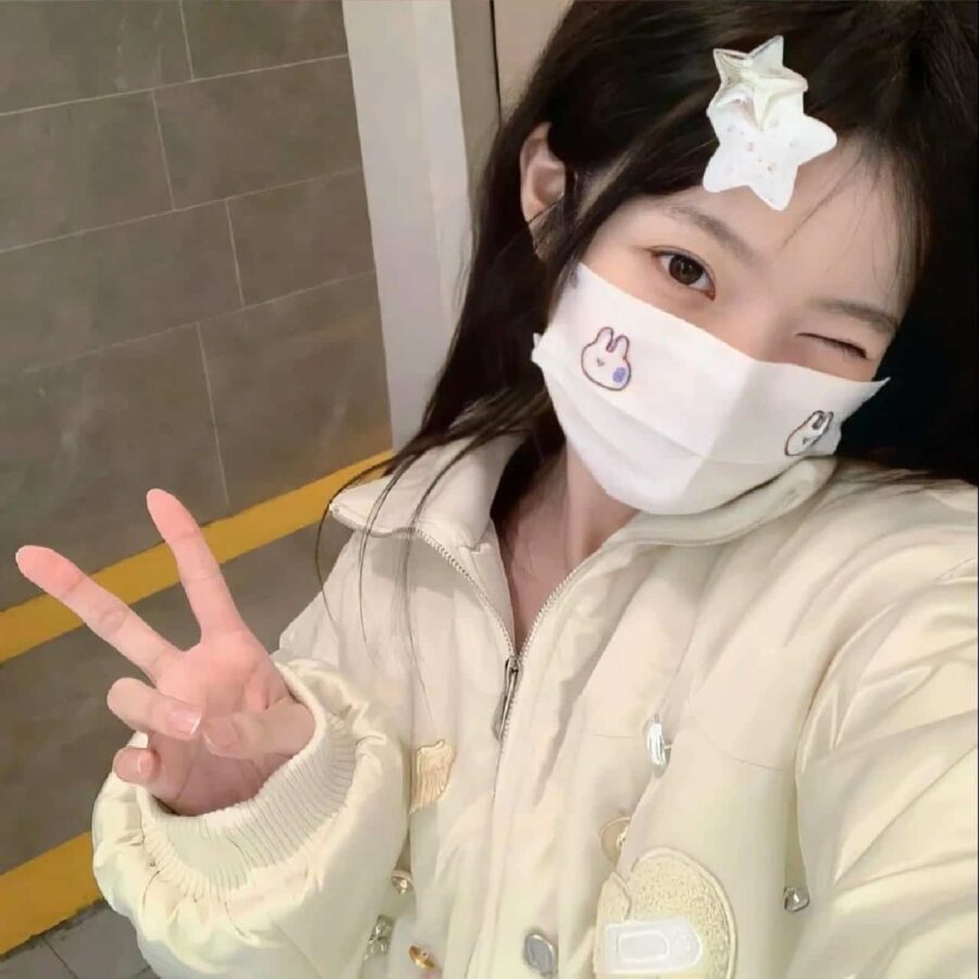 可爱女生比耶手势微信头像 小姐姐歪头比耶真人女生头像_23