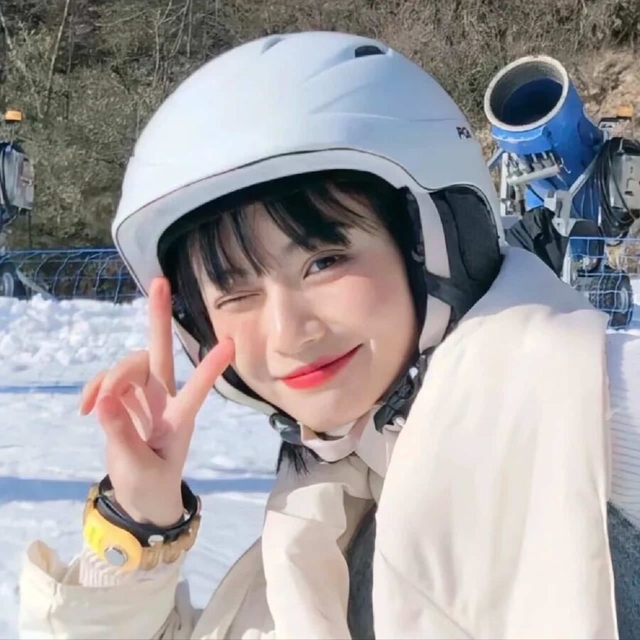 可爱女生比耶手势微信头像 小姐姐歪头比耶真人女生头像_24