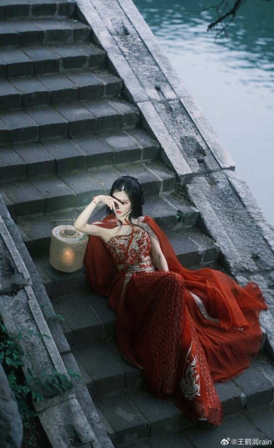 《莲花楼》圣女角丽谯红衣撑伞古装美女头像 痴汉疯批美人王鹤润古风女头_1