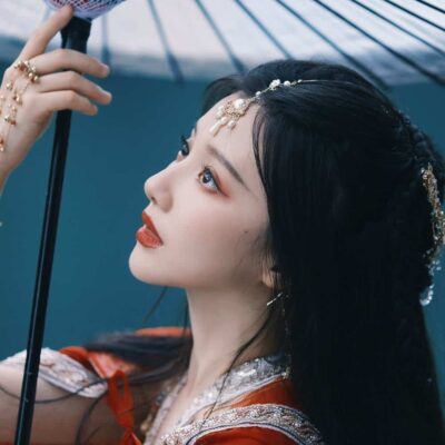 《莲花楼》圣女角丽谯红衣撑伞古装美女头像 痴汉疯批美人王鹤润古风女头