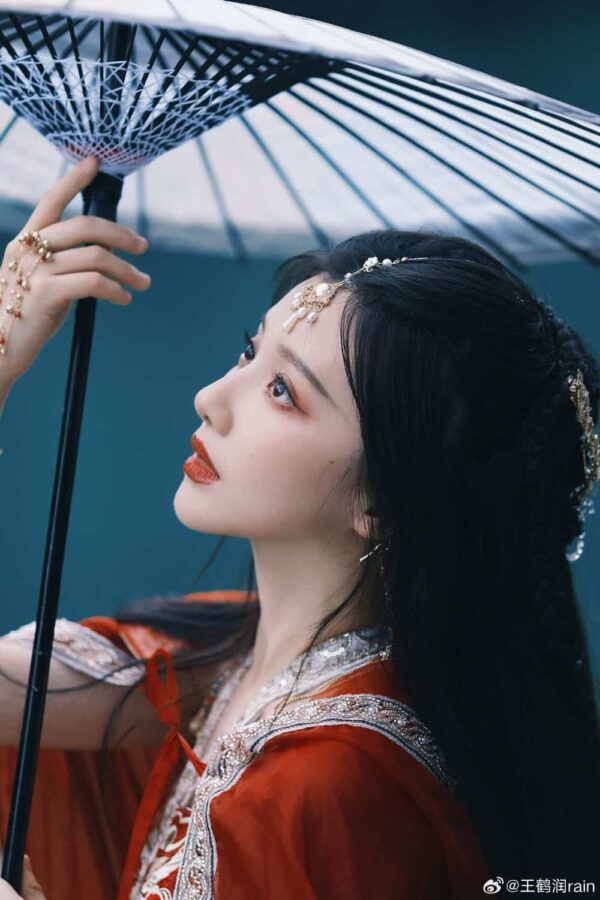 《莲花楼》圣女角丽谯红衣撑伞古装美女头像 痴汉疯批美人王鹤润古风女头_3