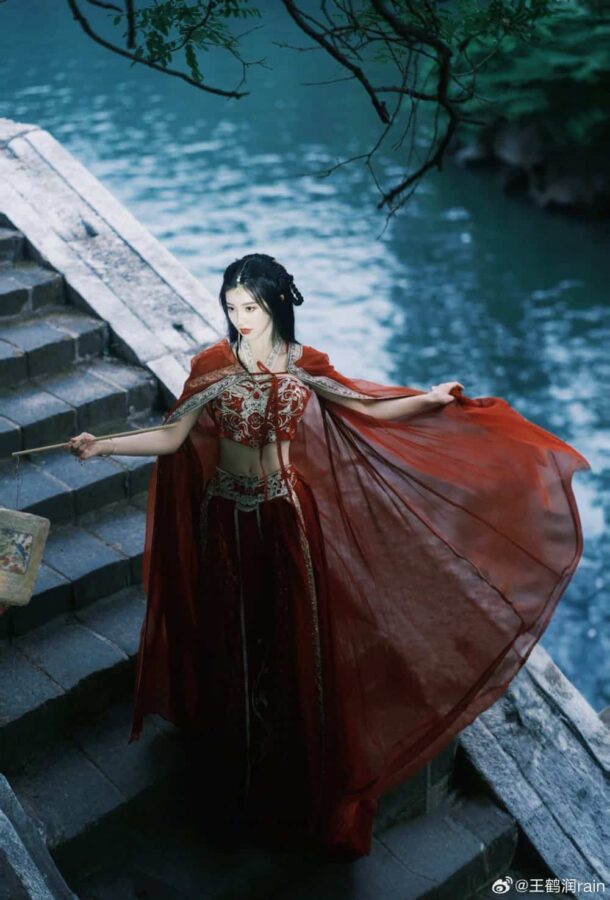 《莲花楼》圣女角丽谯红衣撑伞古装美女头像 痴汉疯批美人王鹤润古风女头_5