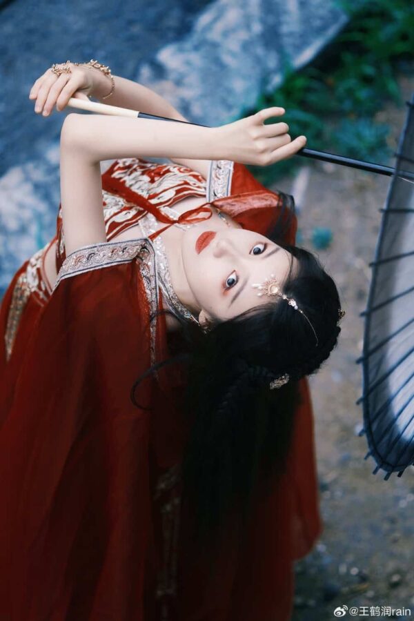 《莲花楼》圣女角丽谯红衣撑伞古装美女头像 痴汉疯批美人王鹤润古风女头_7