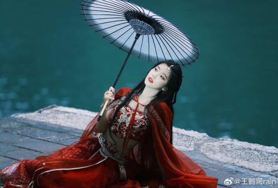 《莲花楼》圣女角丽谯红衣撑伞古装美女头像 痴汉疯批美人王鹤润古风女头_14