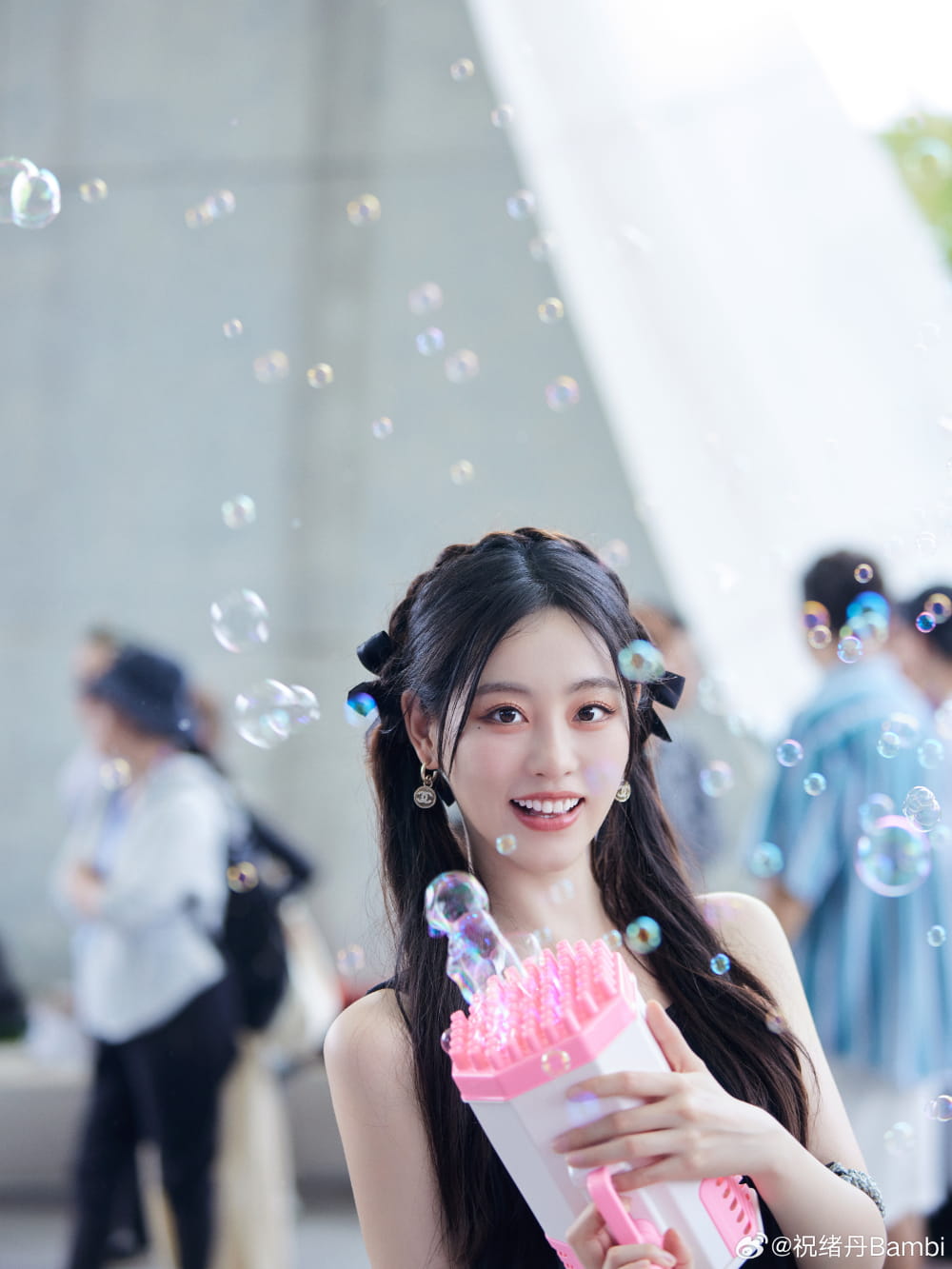祝绪丹玩泡泡枪黄明昊给拍照，祝绪丹夸赞黄明昊拍照技术不错！_1