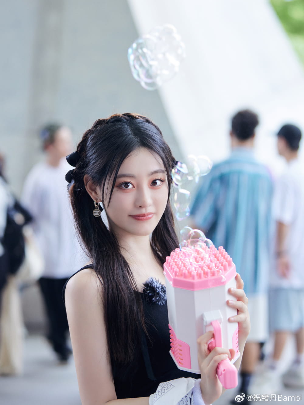 祝绪丹玩泡泡枪黄明昊给拍照，祝绪丹夸赞黄明昊拍照技术不错！_3