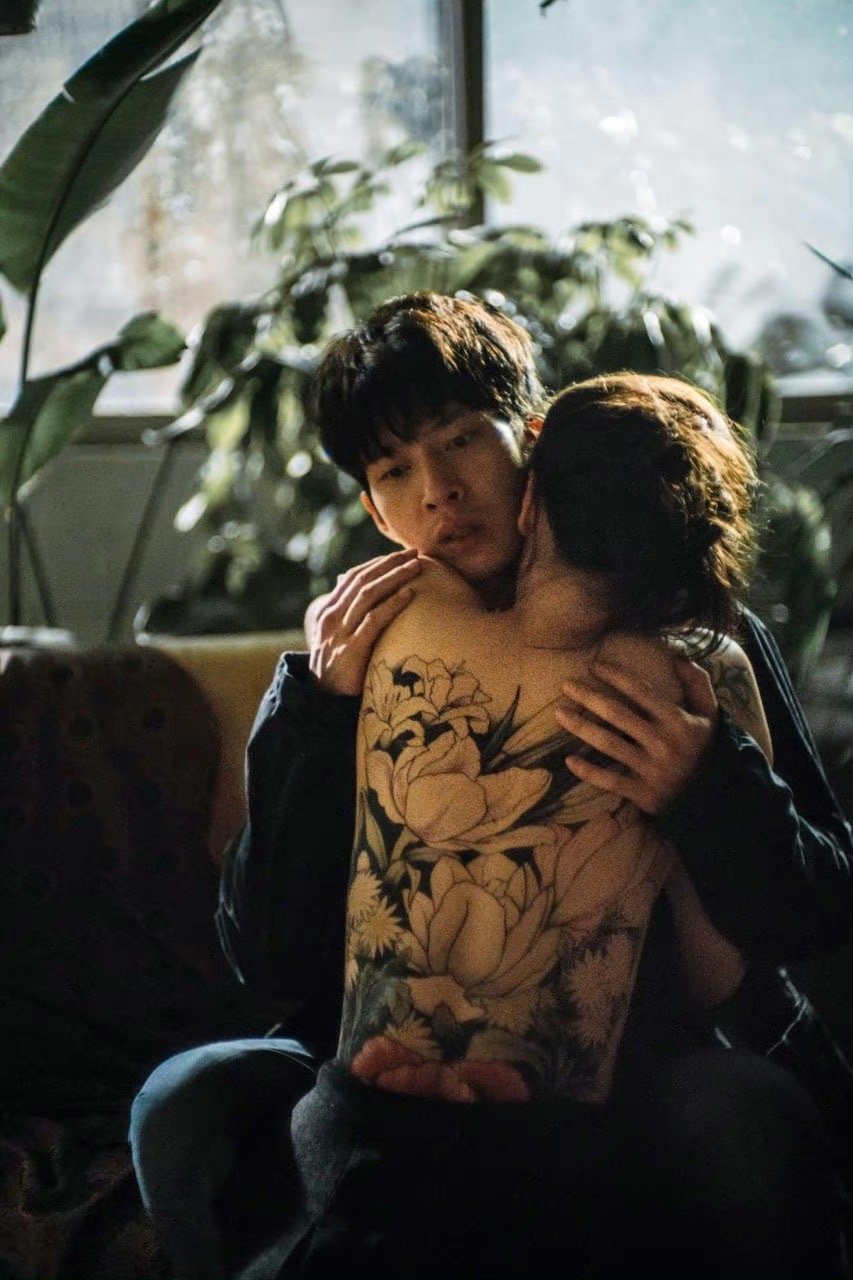 《风中有朵雨做的云》宋佳大满背纹身图片_4