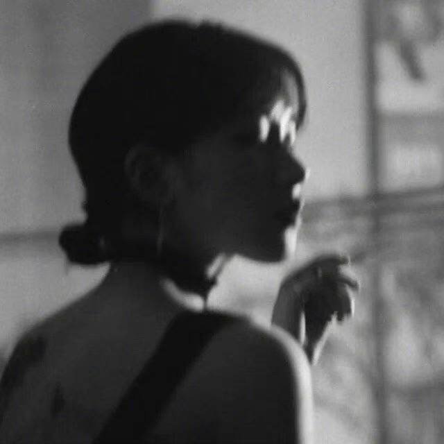 好看又EMO的女生头像无水印图片_1