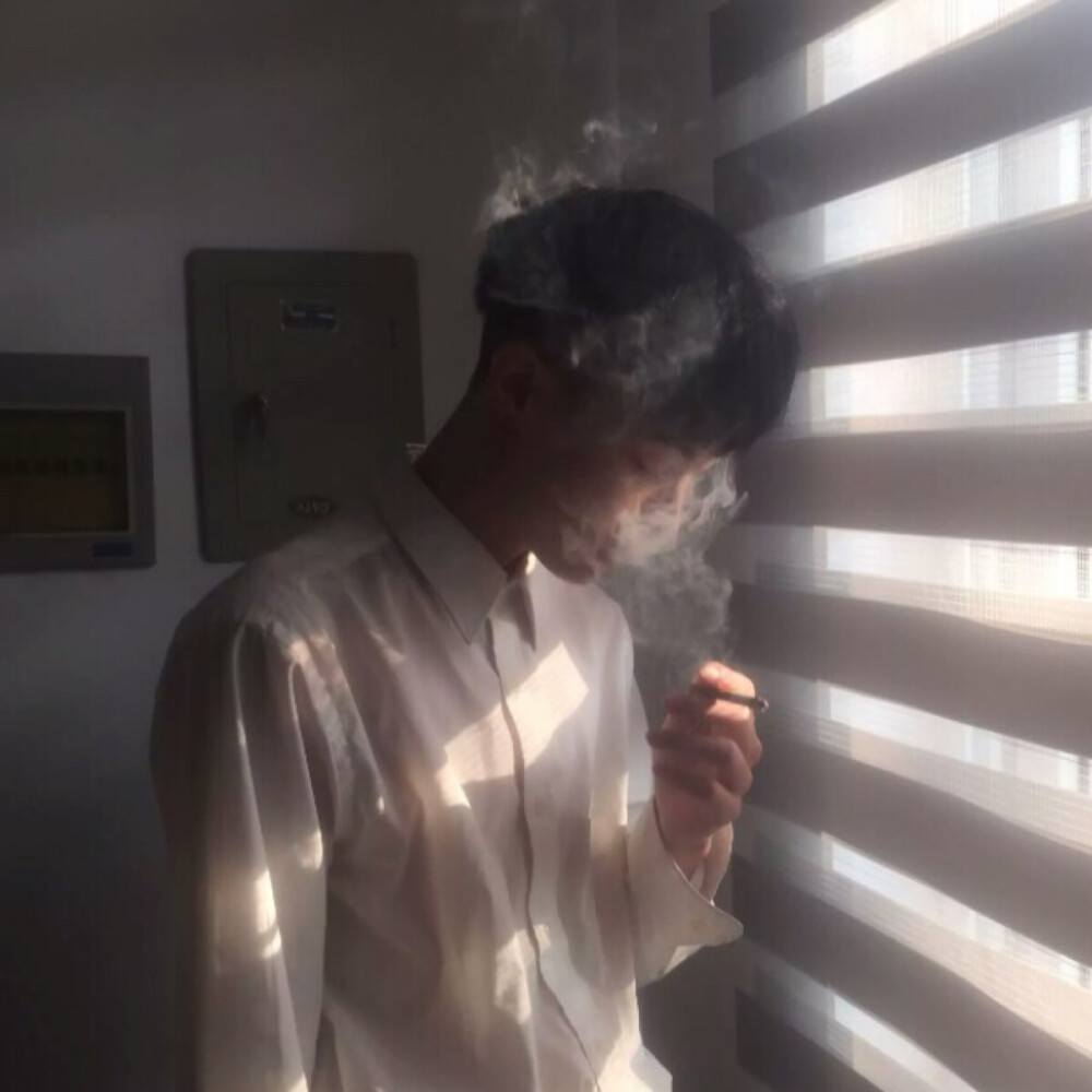 好看又EMO的男生头像无水印图片_1