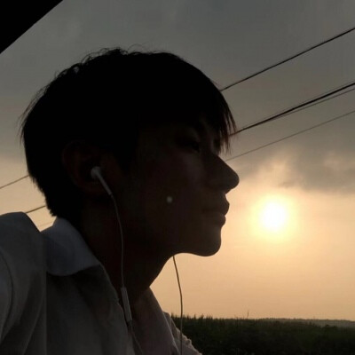 好看又EMO的男生头像无水印图片_4