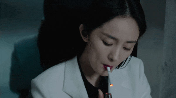 杨幂抽烟镜头gif动态图_1