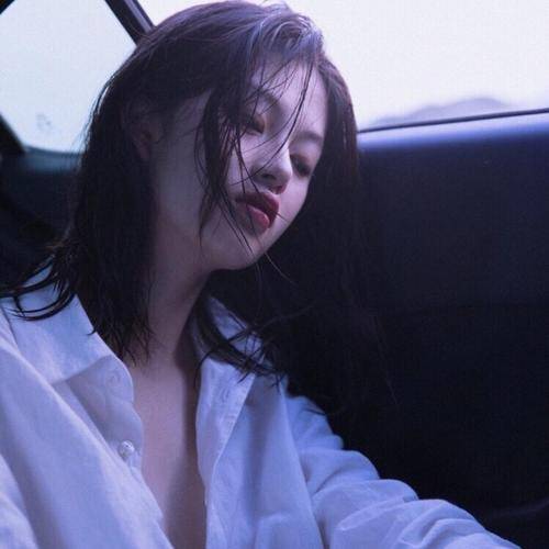 温柔中透露出悲伤的头像图片_5