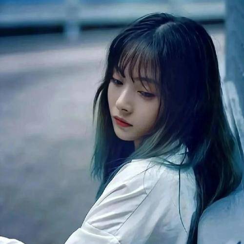 温柔中透露出悲伤的头像图片_1