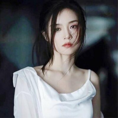 温柔中透露出悲伤的头像图片