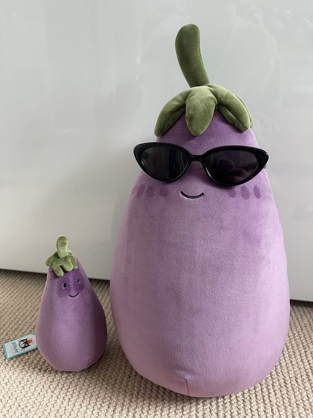 selfridges茄子公仔,网红茄子戴墨镜玩偶图片_1
