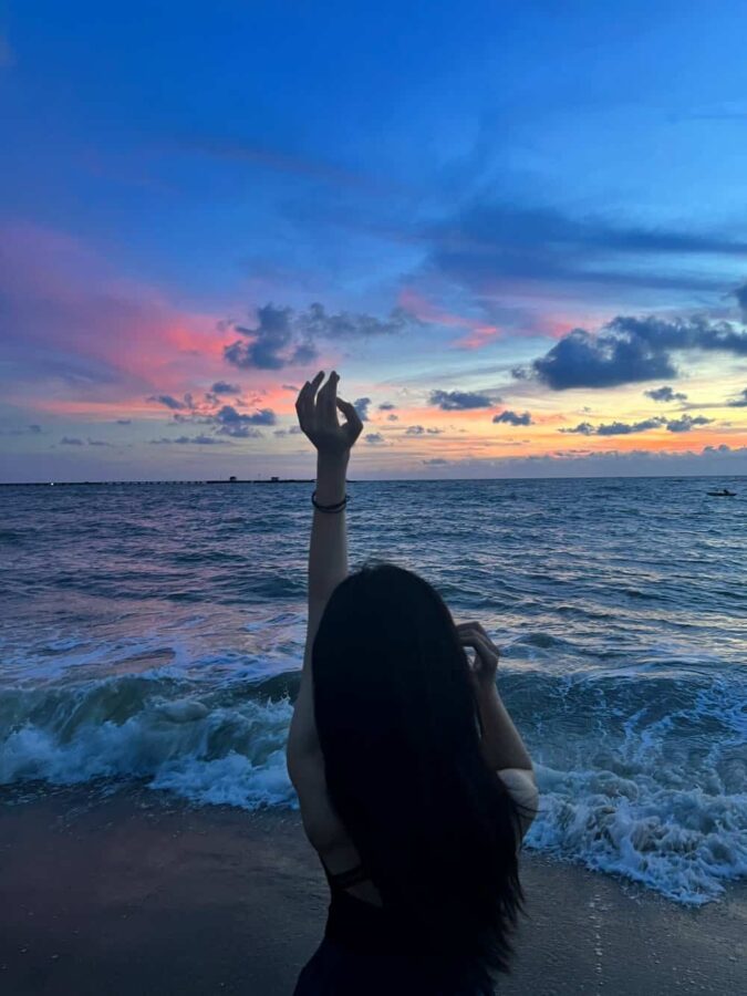 温柔长发女生海边看日出日落氛围感微信头像 优质女孩浪漫海滩背影头像_2