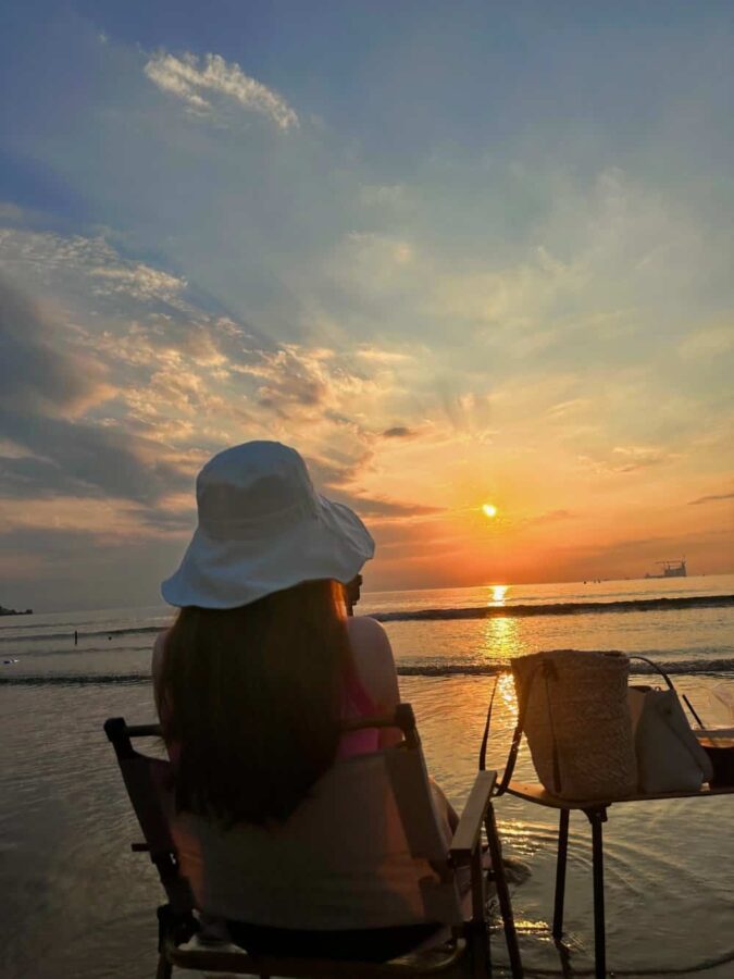 温柔长发女生海边看日出日落氛围感微信头像 优质女孩浪漫海滩背影头像_4