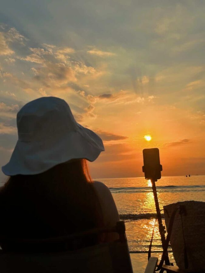 温柔长发女生海边看日出日落氛围感微信头像 优质女孩浪漫海滩背影头像_7