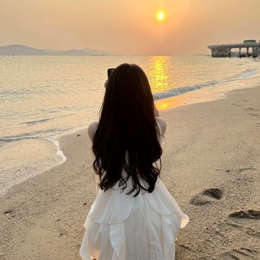 温柔长发女生海边看日出日落氛围感微信头像 优质女孩浪漫海滩背影头像_8