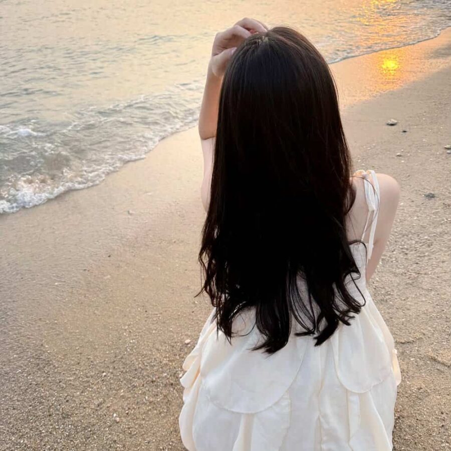 温柔长发女生海边看日出日落氛围感微信头像 优质女孩浪漫海滩背影头像_10
