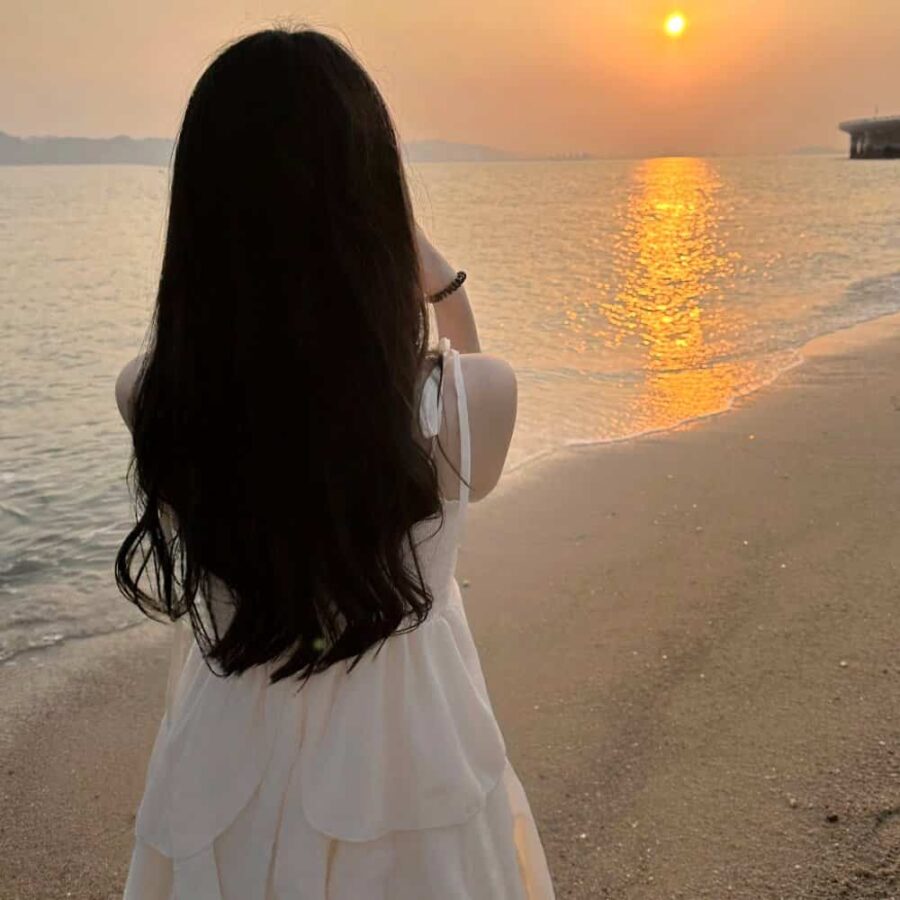 温柔长发女生海边看日出日落氛围感微信头像 优质女孩浪漫海滩背影头像_13