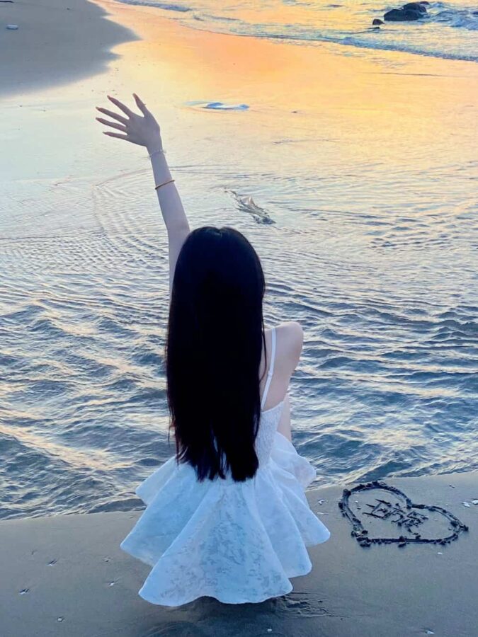 温柔长发女生海边看日出日落氛围感微信头像 优质女孩浪漫海滩背影头像_14