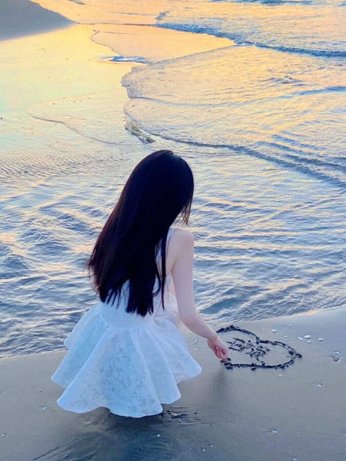 温柔长发女生海边看日出日落氛围感微信头像 优质女孩浪漫海滩背影头像_16