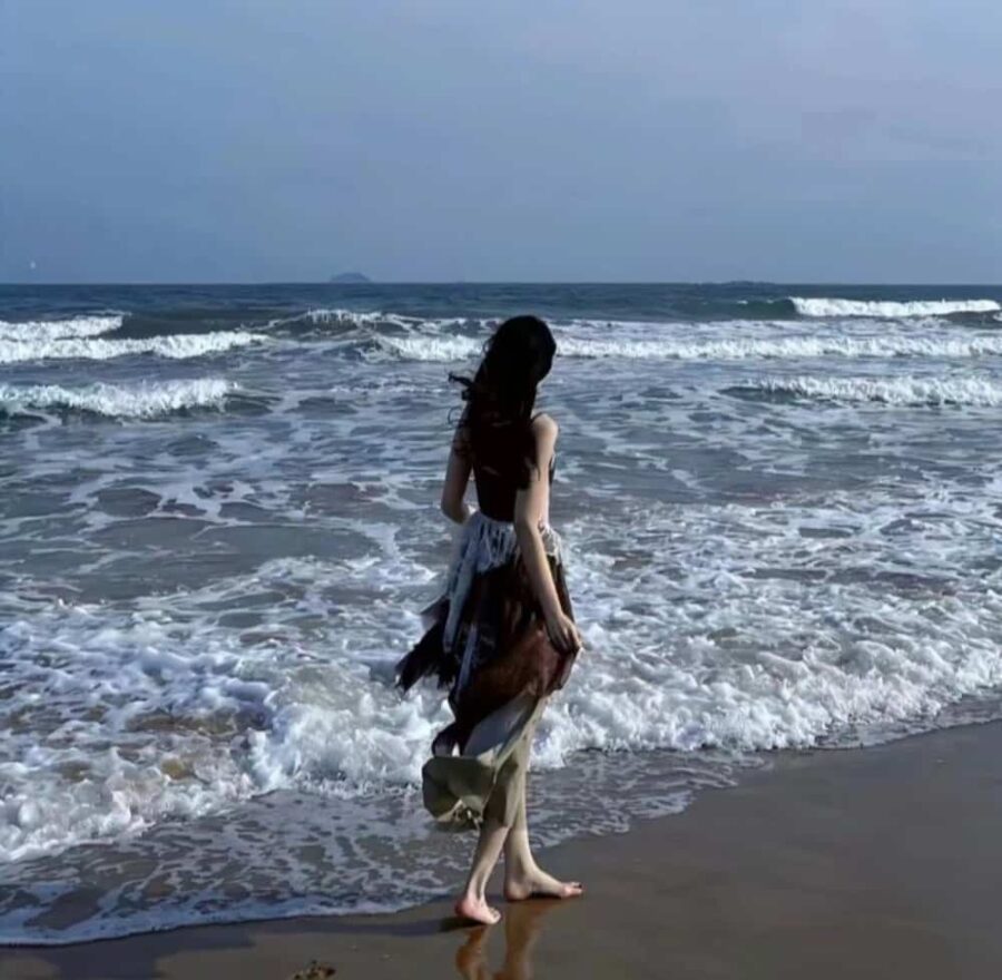 温柔长发女生海边看日出日落氛围感微信头像 优质女孩浪漫海滩背影头像_20