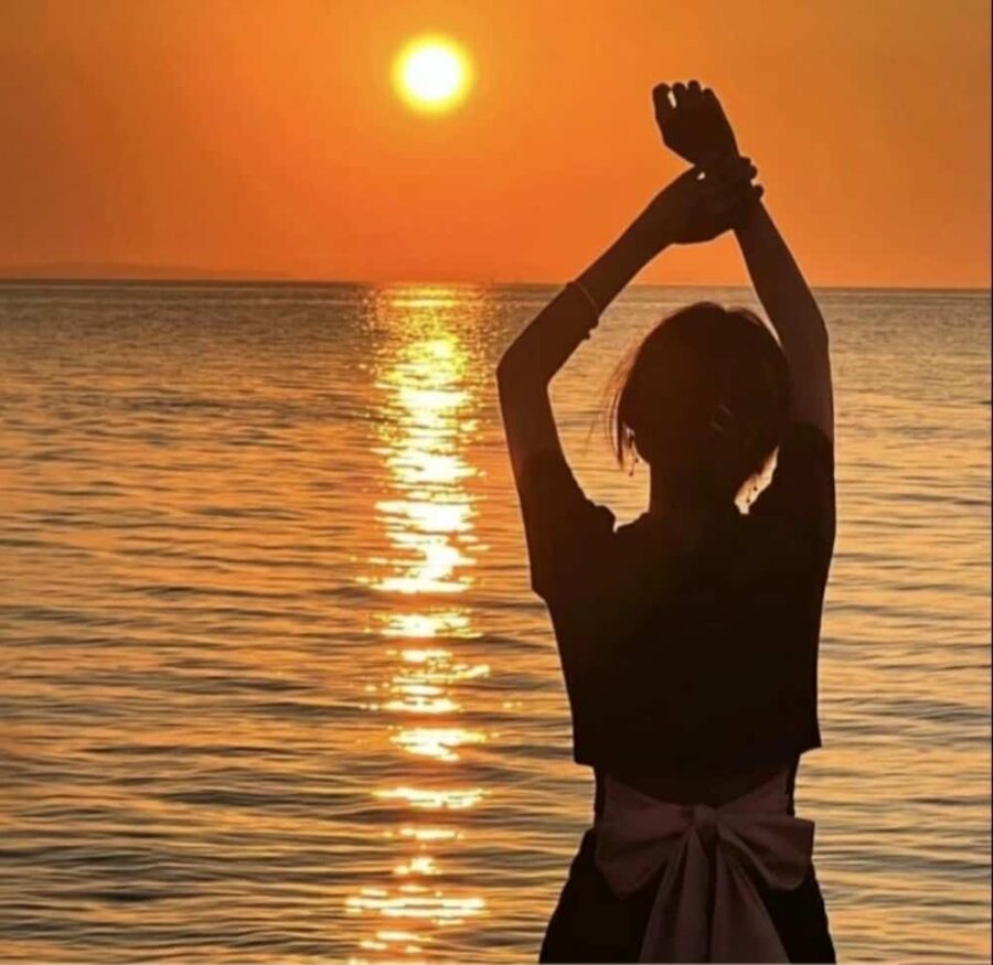 温柔长发女生海边看日出日落氛围感微信头像 优质女孩浪漫海滩背影头像_23