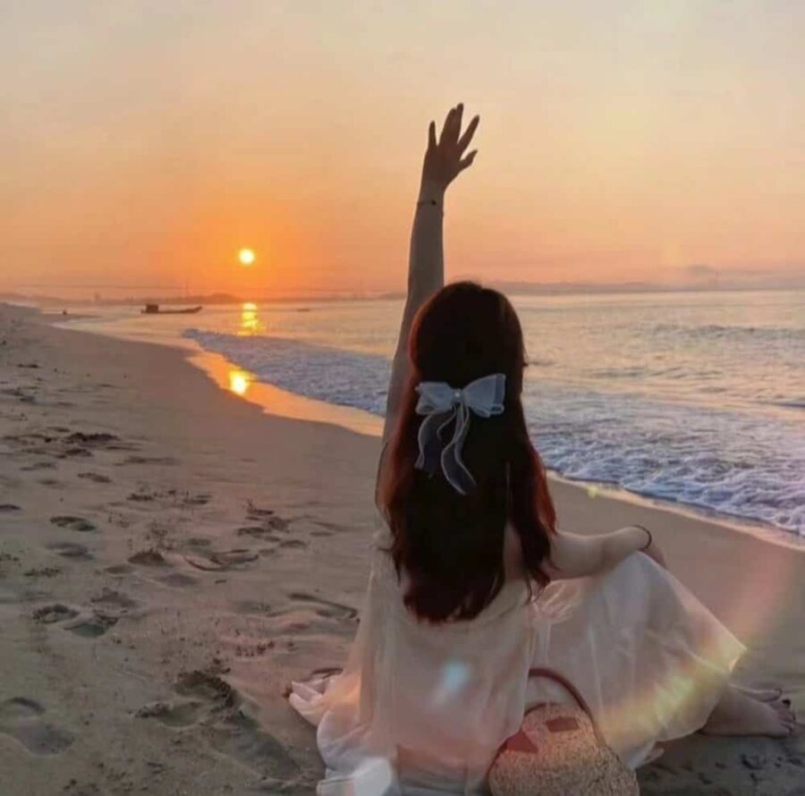 温柔长发女生海边看日出日落氛围感微信头像 优质女孩浪漫海滩背影头像_26