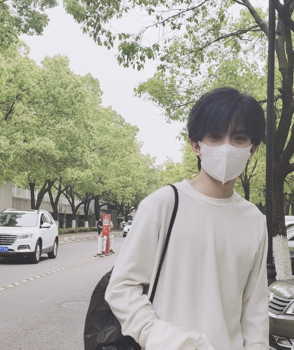 16岁网恋假照片男生一套，16岁戴口罩帅哥图片_1