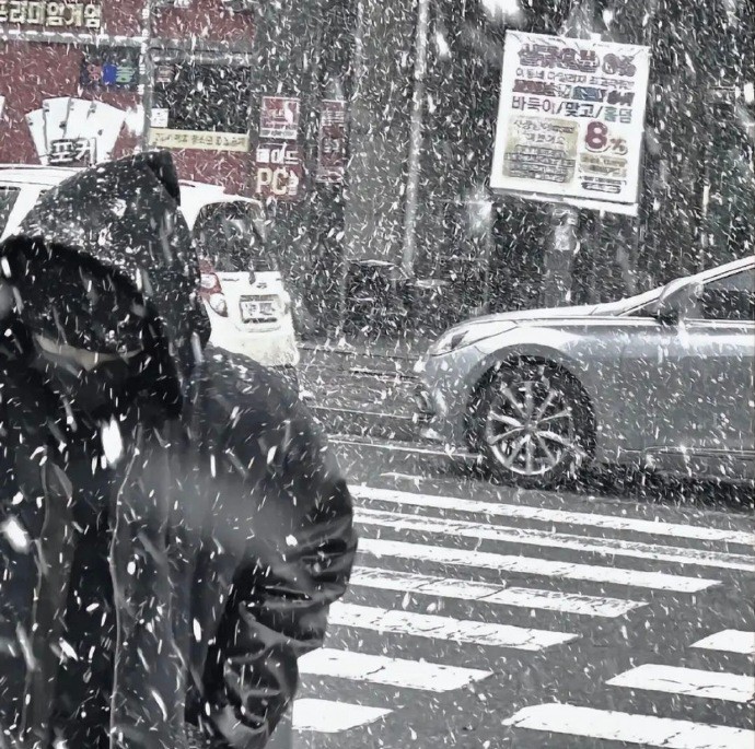 冬天下雪的唯美女生头像，冬天女头像女生雪景氛围感_1