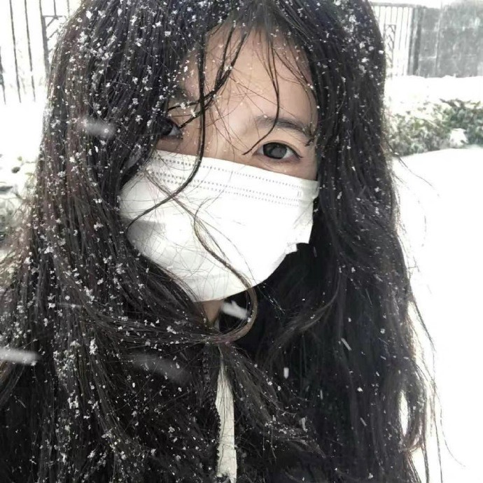 冬天下雪的唯美女生头像，冬天女头像女生雪景氛围感_3